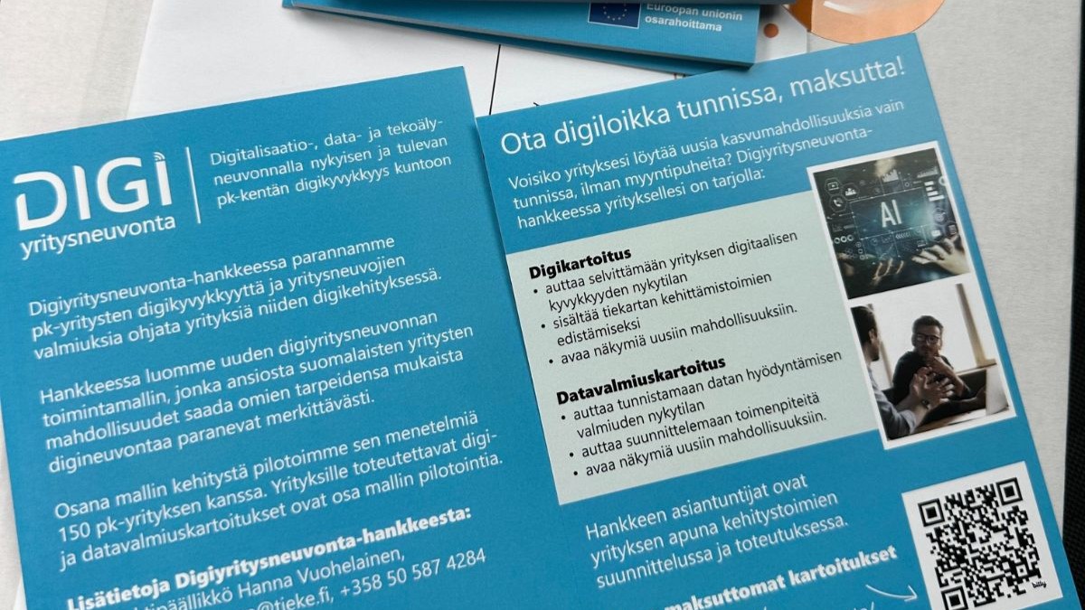 Lähikuva kahdesta sinisävyisestä esitteestä, joissa mainostetaan Digi-yritysneuvonta-hanketta. Esitteissä kerrotaan maksuttomasta digiloikkapalvelusta pk-yrityksille, digikartoituksesta ja datavalmiuksien selvittämisestä. Oikeassa esitteessä on myös kaksi valokuvaa: ylempi kuva tekoälyyn liittyvästä ruudusta, alemmassa kaksi henkilöä keskustelee toimistossa.