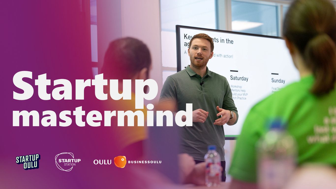 Mainoskuva Startup mastermind -tapahtumasta. Vasemmalla teksti tapahtuman nimestä, oikealla mies esiintyy ja puhuu yleisölle esityksen edessä. Alareunassa Startup Oulu, Startup Station, Oulu ja BusinessOulu -logot.
