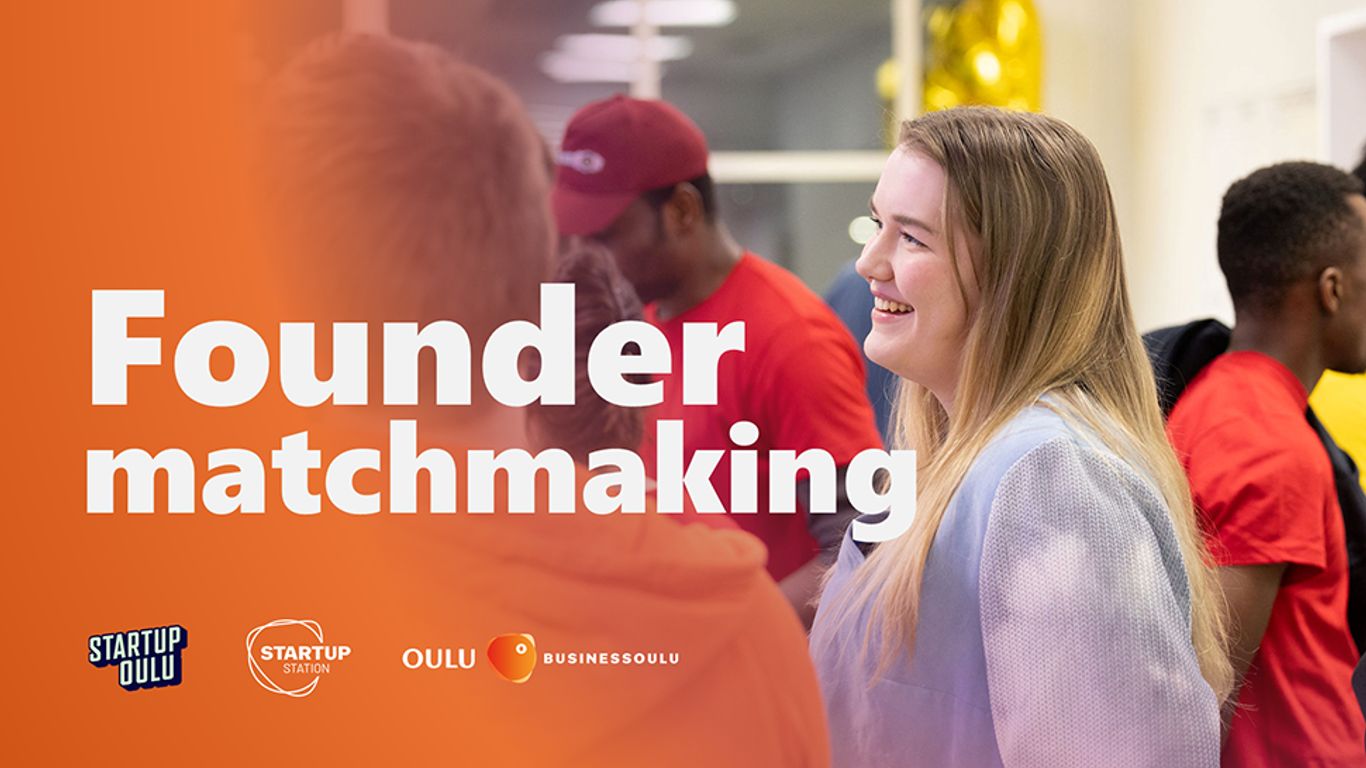 Tapahtumajuliste, jossa iloisia ihmisiä keskustelee rennossa ilmapiirissä. Vasemmalla oranssilla pohjalla teksti ”Founder matchmaking”. Alareunassa logot: Startup Oulu, Startup Station, Oulu ja BusinessOulu.