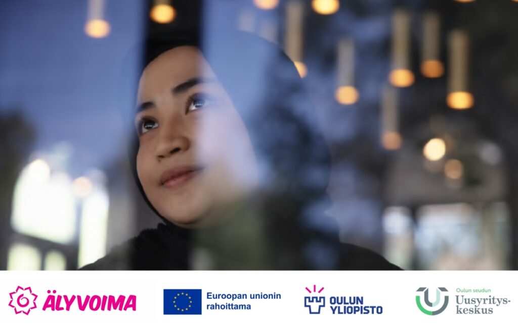 Nuori nainen huivi päässä katsoo ylöspäin hämärässä tilassa. Kuvan alalaidassa Älyvoima-hankkeen, Euroopan unionin, Oulun yliopiston ja Oulun seudun Uusyrityskeskuksen logot.